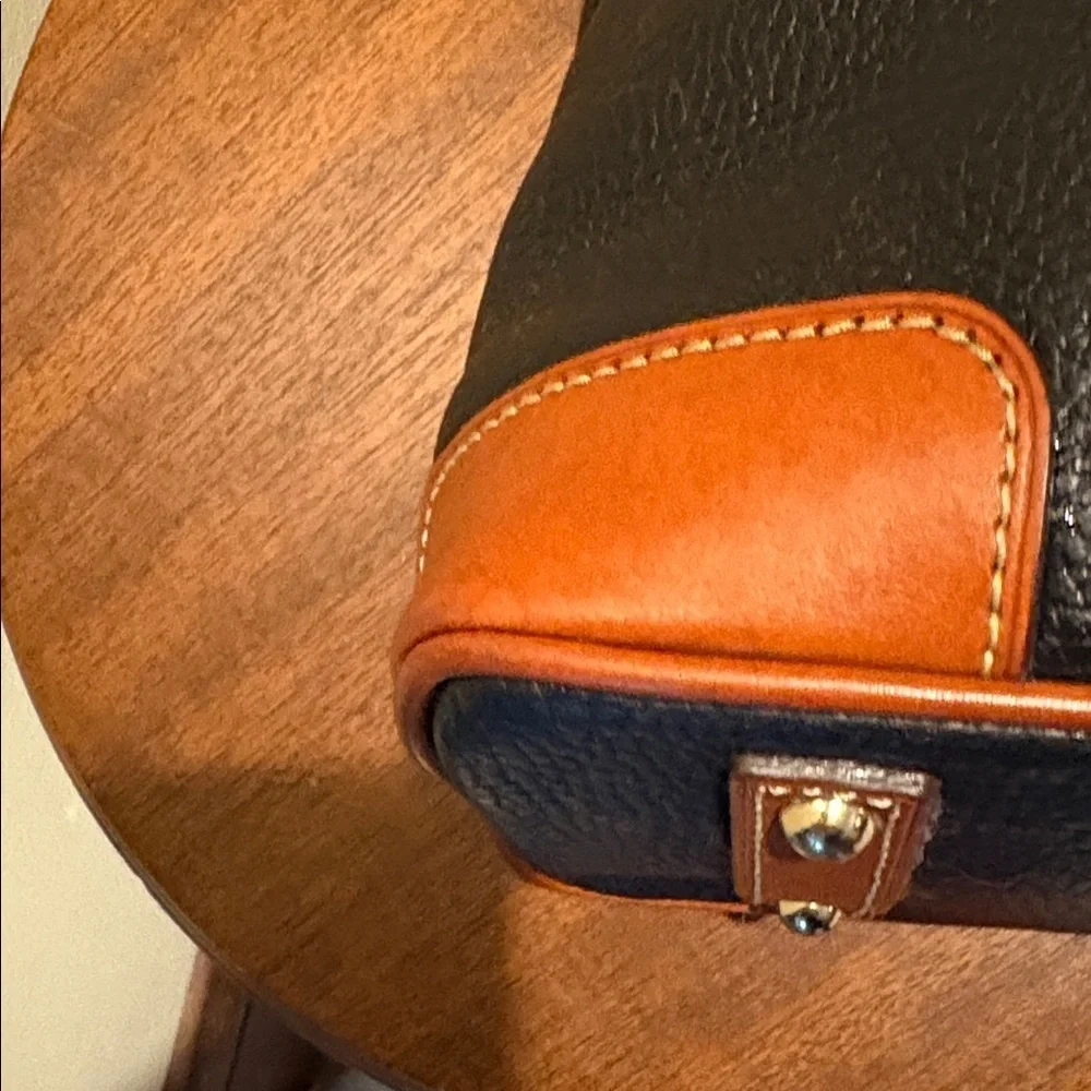 Dooney & Bourke hobo bag  shoulder bag   leather Black/ Tan  excellent Condition